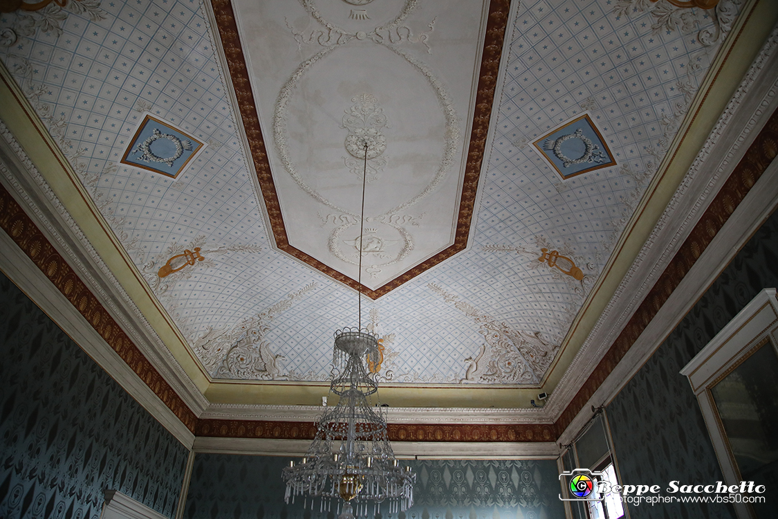 VBS_6715 - Villa Pisani - Stra (Venezia).jpg - STUDIO IMPERO O DI EUGENIO Di BEAUHARNAIS  La stanza, adibita a studio, era un luogo riservato all'intimità. Il gusto dell'arredo corrisponde all'idea di semplicità e razionalità che caratterizza iI mobilio neoclassico. I mobili sono originali e tutti in ciliegio. Nel 1934 avvenne qui l'incontro tra Hitler e Mussolini. 